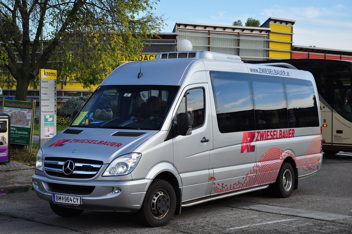 Kleinbus Mercedes Sprinter von Zwieselbauer Reisen aus �sterreich in Krems gesehen.