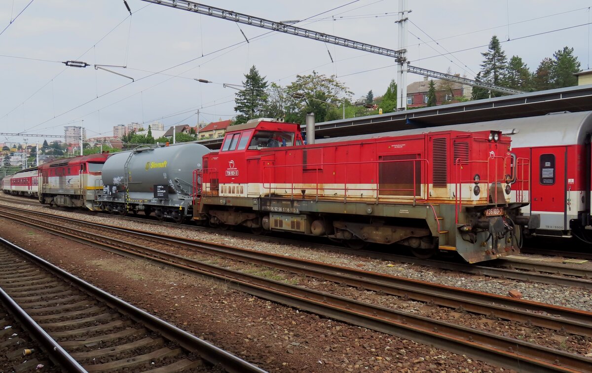 Kleiner Witz in Bratislava hl.st. am 17 September 2024: der Lokfuhrer von 736 103 (normalerweise nür in gebrauch bein verschieben von Reisewagen) setzt deren Lok gegen der kesselwagen mit 751 055 um ein Quasi-Guterzugeinsatz zu kreieren.