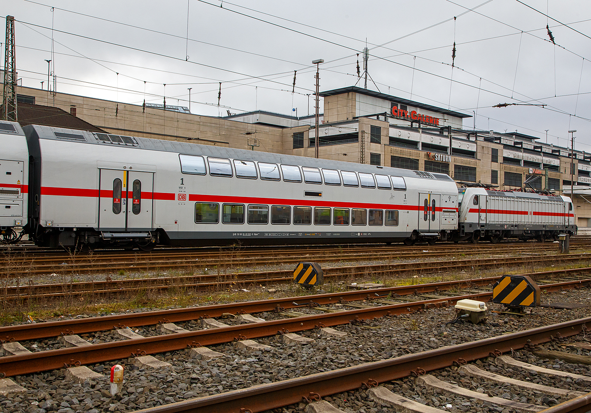 Klimatisierter 1. Klasse IC2-Doppelstock- Reisezugwagen (Twindexx Vario, Mittelwagen), D-DB 50 80 16-81 202-5, der Gattung DApza 687.4, der DB Fernverkehr AG, am 19.12.2021 im Zugverband abgestellt im Hauptbahnhof Siegen, als Wagen 5 der IC 2 Zuggarnitur 4903.

Der Wagen wurde 2020 von Bombardier Görlitz gebaut.

TECHNISCHE DATEN: 
Gattung/Bauart: DApza 687.4
Spurweite: 1.435 mm
Anzahl der Achsen: 4
Länge über Puffer: 26.800 mm
Wagenkastenlänge: 26 400 mm
Wagenkastenbreite: 2.784 mm
Höhe über Schienenoberkante: 4.632 mm
Drehzapfenabstand: 20.000 mm
Achsstand im Drehgestell: 2 500 mm
Drehgestellbauart:  Görlitz IX
Leergewicht:  55 t
Höchstgeschwindigkeit: 160 km/h (optional 189 km/h)
Sitzplätze: 70 in der 1. Klasse
Toiletten: 2, geschlossenes System
Einstieg: Hoch
Kleister befahrbarer Gleisbogen: R 90 m
Bremse: KE-R-A-Mg (D)