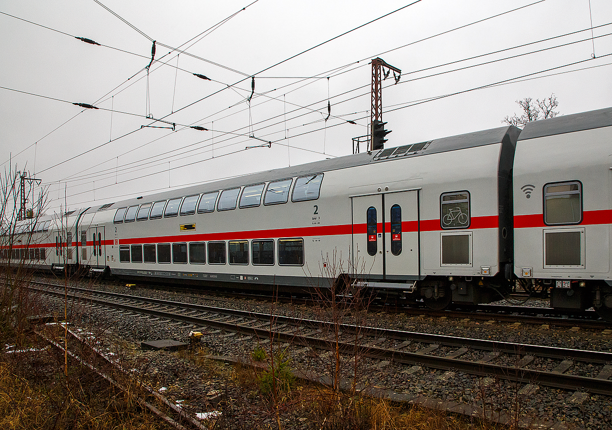 Klimatisierter 2. Klasse IC2-Doppelstock- Reisezugwagen (Twindexx Vario, Mittelwagen), D-DB 50 80 26-81 582-1 DBpza 682.4 der DB Fernverkehr AG, am 12.12.2021 am Zugschluss des IC 2228 (Wagen 3), der IC 2 Zuggarnitur 4890, bei einer Zugdurchfahrt in Ruderdorf (Kr. Siegen). 

Der Wagen wurde 2018 von Bombardier Grlitz gebaut.

TECHNISCHE DATEN: 
Gattung/Bauart: DBpza 682.4
Spurweite: 1.435 mm
Lnge ber Puffer: 26.800 mm
Wagenkastenlnge: 26 400 mm
Wagenkastenbreite: 2.784 mm
Hhe ber Schienenoberkante: 4.632 mm
Drehzapfenabstand: 20.000 mm
Achsstand im Drehgestell: 2 500 mm
Drehgestellbauart:  Grlitz IX
Leergewicht:  54 t
Hchstgeschwindigkeit: 160 km/h (optional 189 km/h)
Sitzpltze: 113 in der 2. Klasse
Toiletten: 2, geschlossenes System
Einstieg: Hoch

DB Fernverkehr setzt seit dem 12. Dezember 2015 aus Doppelstockwagen gebildete Intercity-Zge unter der Bezeichnung Intercity 2 (IC2) ein. Eine Zugeinheit besteht aus je vier Doppelstock-Mittelwagen, einem Doppelstock-Steuerwagen und einer auf 160 km/h ausgelegten Lokomotive Bombardier TRAXX P160 AC2 (DB 146.5) oder TRAXX P160 AC3 (DB 147.5). Die Doppelstock-Wagen sind fr eine Hchstgeschwindigkeit von 189 km/h vorgesehen, doch werden die Zge wegen der dazu erforderlichen gesonderten Zulassungsprozedur (mit noch zu bestellenden Lokomotiven der Baureihe Bombardier TRAXX P189 AC) auf lngere Sicht nur fr eine Geschwindigkeit von 160 km/h zugelassen sein.

Durch die Beschaffung der Doppelstock-Intercitys sollten vordringlich Fahrzeugkapazitten geschaffen werden, um die Fahrzeugreserve des DB-Fernverkehrs zu vergrern. 

Die Zge verfgen ber 468 Sitzpltze, davon 70 in der ersten Klasse. Ein Bistro oder Restaurant ist nicht vorhanden, stattdessen erfolgt auf einzelnen Streckenabschnitten eine Bewirtung am Platz. Unter dem Namen IC Caf-Team bieten Mitarbeiter von LSG Sky Chefs den Reisenden Kalt- und Heigetrnke, Snacks sowie Backwaren an. Die Zge verfgen unter anderem ber Handyverstrker und eine fahrzeuggebundene Rollstuhlrampe. Eine Intercity-2-Garnitur besteht aus einem Steuerwagen mit Pltzen der zweiten Klasse, drei Wagen zweiter und einem erster Klasse, der mit der Lokomotive gekuppelt wird. Bei den Mittelwagen befinden sich die Tren ber den Drehgestellen (sogenannter Hochflureinstieg), sodass sowohl Unter- als auch Oberstock nur durch Treppen erreichbar sind. Der Unterstock der Steuerwagen ist durch Niederflureinstiege zwischen den Drehgestellen barrierefrei erreichbar und mit Rollstuhl- sowie Fahrradstellpltzen und einer barrierefreien Toilette ausgestattet. Der Oberstock ist nicht barrierefrei und wird im Steuerwagen ber zwei Treppen erreicht.