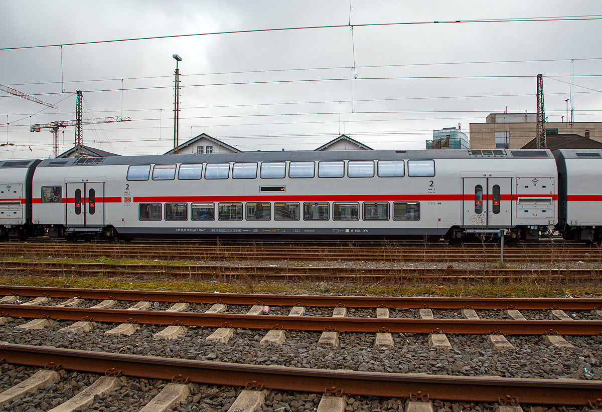Klimatisierter 2. Klasse IC2-Doppelstock- Reisezugwagen (Twindexx Vario, Mittelwagen), D-DB 50 80 26-81 642-3, der Gattung DBpza 682.4, der DB Fernverkehr AG, am 19.12.2021 im Zugverband abgestellt im Hauptbahnhof Siegen, als Wagen 4 der IC 2 Zuggarnitur 4903.

Der Wagen wurde 2020 von Bombardier Görlitz gebaut.

TECHNISCHE DATEN: 
Gattung/Bauart: DApza 682.4
Spurweite: 1.435 mm
Anzahl der Achsen: 4
Länge über Puffer: 26.800 mm
Wagenkastenlänge: 26 400 mm
Wagenkastenbreite: 2.784 mm
Höhe über Schienenoberkante: 4.632 mm
Drehzapfenabstand: 20.000 mm
Achsstand im Drehgestell: 2 500 mm
Drehgestellbauart:  Görlitz IX
Leergewicht:  54 t
Höchstgeschwindigkeit: 160 km/h (optional 189 km/h)
Sitzplätze: 113 in der 2. Klasse
Toiletten: 2, geschlossenes System
Einstieg: Hoch
Kleister befahrbarer Gleisbogen: R 90 m
Bremse: KE-R-A-Mg (D)
