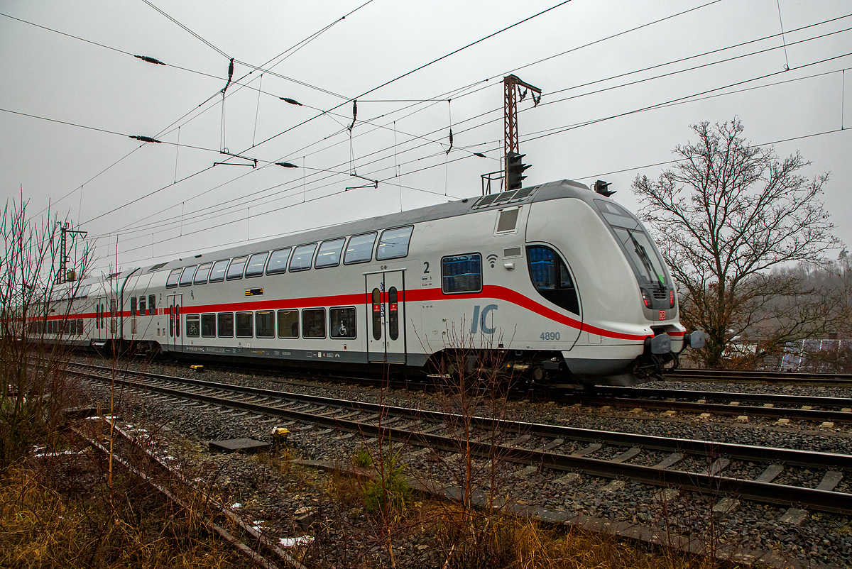 Klimatisierter 2. Klasse IC2-Doppelstock-Steuerwagen mit Mehrzweckabteil (Twindexx Vario, Steuerwagen), D-DB 50 80 86-81 890-5 DBpbzfa 668.4 der DB Fernverkehr AG, am 12.12.2021 am Zugschluss des IC 2228 (Wagen 1), der IC 2 Zuggarnitur 4890, bei einer Zugdurchfahrt in Ruderdorf (Kr. Siegen). 

Der Wagen wurde 2018 von Bombardier Görlitz gebaut.

TECHNISCHE DATEN: 
Gattung/Bauart: DBpbzfa 668.4
Spurweite: 1.435 mm
Länge über Puffer:  27.270 mm
Wagenkastenbreite:  2.784 mm
Höhe über Schienenoberkante: 4.632 mm
Drehgestellbauart:  Görlitz IX
Leergewicht:  58 t
Höchstgeschwindigkeit:  160 km/h (optional 189 km/h)
Einstieg: Tief

DB Fernverkehr setzt seit dem 12. Dezember 2015 aus Doppelstockwagen gebildete Intercity-Züge unter der Bezeichnung Intercity 2 (IC2) ein. Hierfür wurden zunächst 27 Zugeinheiten beschafft, die aus je vier Doppelstock-Mittelwagen, einem Doppelstock-Steuerwagen und einer auf 160 km/h ausgelegten Lokomotive der Bombardier-Traxx-Baureihe P160 AC2 (DB 146.5) bestehen. Die Doppelstock-Wagen sind für eine Höchstgeschwindigkeit von 189 km/h vorgesehen, doch werden die Züge wegen der dazu erforderlichen gesonderten Zulassungsprozedur (mit noch zu bestellenden Lokomotiven der Baureihe Bombardier TRAXX P189 AC) auf längere Sicht nur für eine Geschwindigkeit von 160 km/h zugelassen sein.

Durch die Beschaffung der Doppelstock-Intercitys sollten vordringlich Fahrzeugkapazitäten geschaffen werden, um die Fahrzeugreserve des DB-Fernverkehrs zu vergrößern. 

Die Züge verfügen über 468 Sitzplätze, davon 70 in der ersten Klasse. Ein Bistro oder Restaurant ist nicht vorhanden, stattdessen erfolgt auf einzelnen Streckenabschnitten eine Bewirtung am Platz. Unter dem Namen IC Café-Team bieten Mitarbeiter von LSG Sky Chefs den Reisenden Kalt- und Heißgetränke, Snacks sowie Backwaren an. Die Züge verfügen unter anderem über Handyverstärker und eine fahrzeuggebundene Rollstuhlrampe. Eine Intercity-2-Garnitur besteht aus einem Steuerwagen mit Plätzen der zweiten Klasse, drei Wagen zweiter und einem erster Klasse, der mit der Lokomotive gekuppelt wird. Bei den Mittelwagen befinden sich die Türen über den Drehgestellen (sogenannter Hochflureinstieg), sodass sowohl Unter- als auch Oberstock nur durch Treppen erreichbar sind. Der Unterstock der Steuerwagen ist durch Niederflureinstiege zwischen den Drehgestellen barrierefrei erreichbar und mit Rollstuhl- sowie Fahrradstellplätzen und einer barrierefreien Toilette ausgestattet. Der Oberstock ist nicht barrierefrei und wird im Steuerwagen über zwei Treppen erreicht.