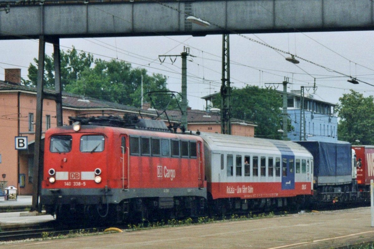 KLV mit 140 338 durchfahrt am 28 Dezember 2003 Rosenheim.