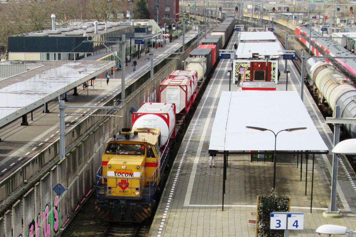 KLV mit Strukton 303001 durchfahrt am 14 Februar 2014 Breda richtung Blerick. 