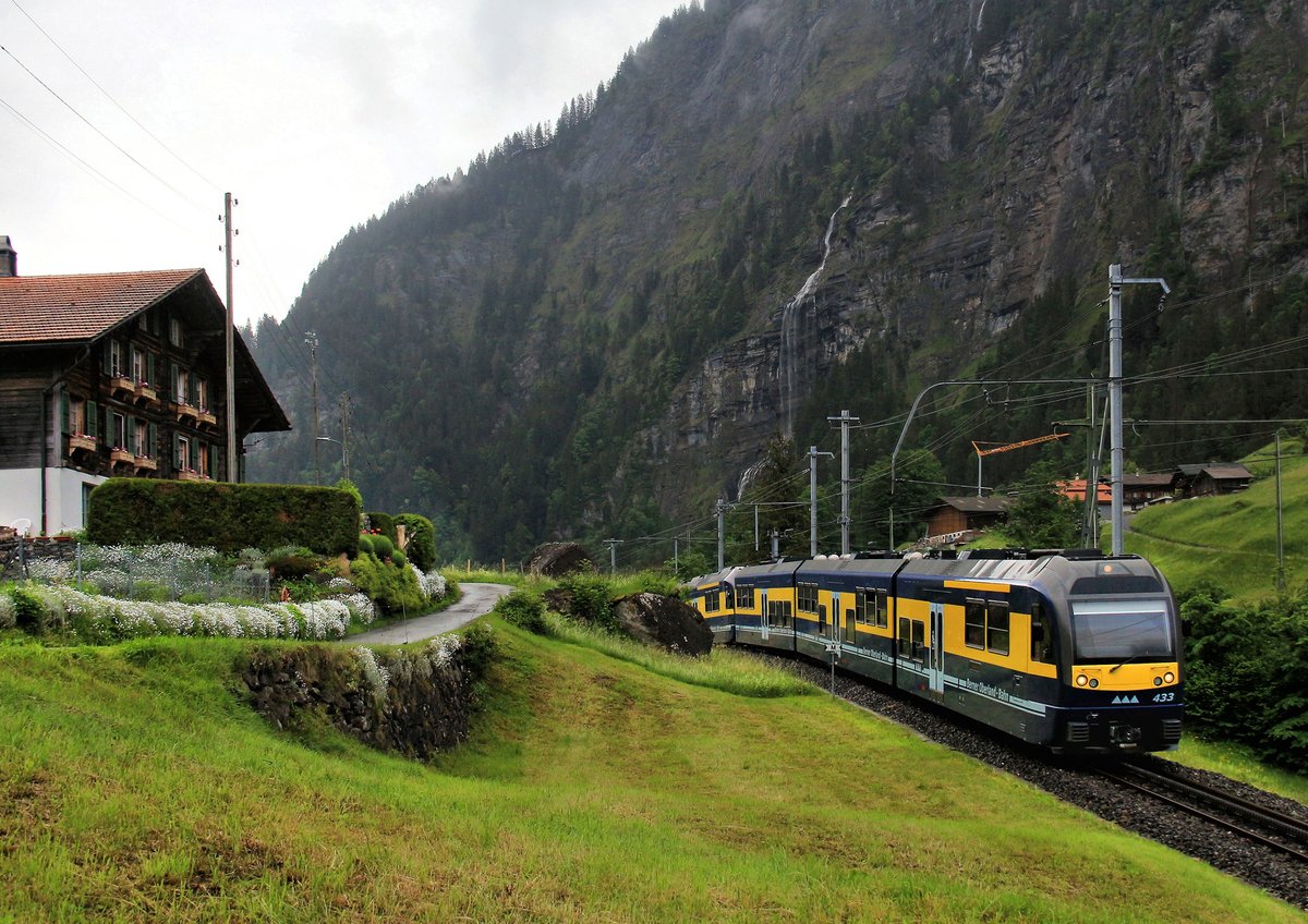 Knick im Gefälle - Steuerwagen 433 mit Triebwagen 324 unterhalb Burglauenen. 29.Mai 2018 