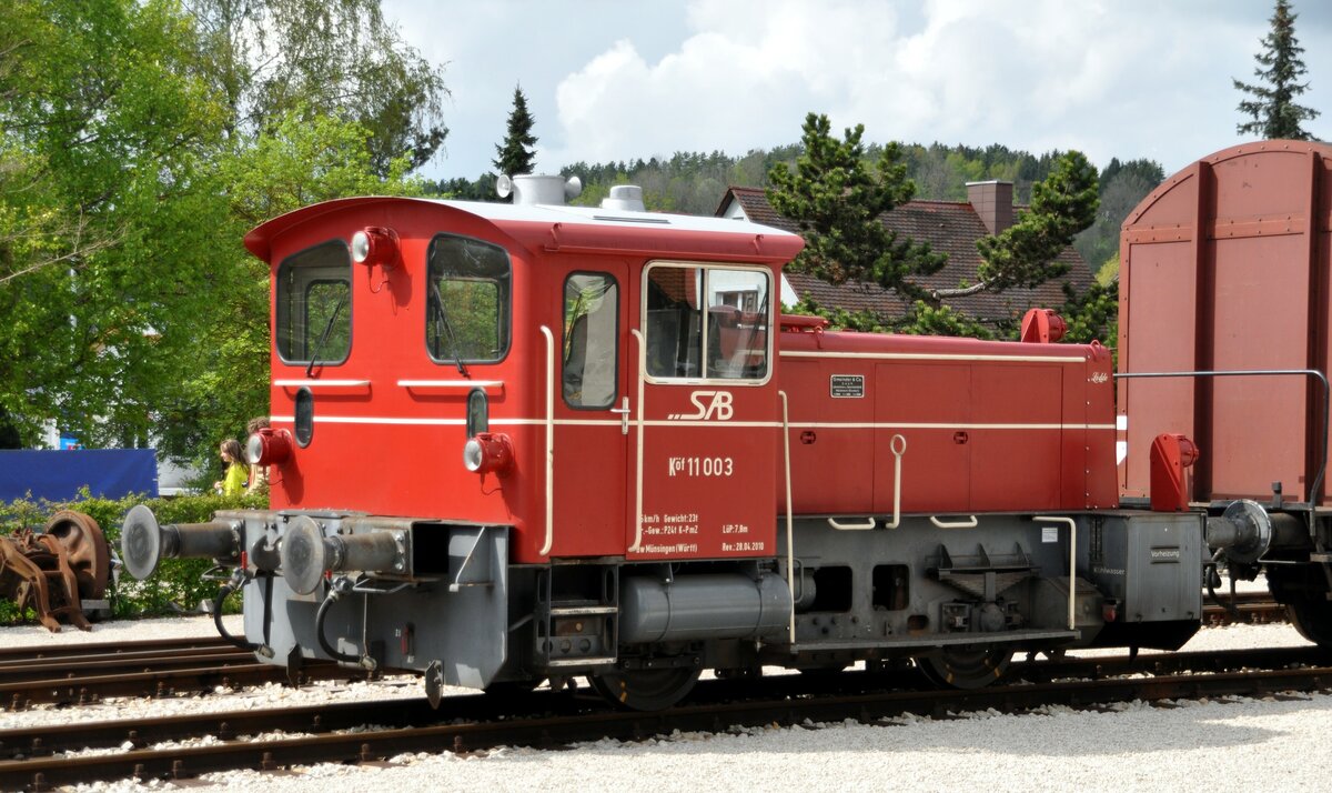 Köf 11 003 der SAB von Gmeinder & Co GmbH mit Namen  Lodde  in Münsingen am 01.05.2014.
Die Lok wurde bei Gmeinder & Co GmbH Mosbach mit Baujahr 1959 und Fabrik Nummer 5124 erbaut. Die Lok trägt die vollständige Nummer: 98 80 3332 801-0 D-SAB.