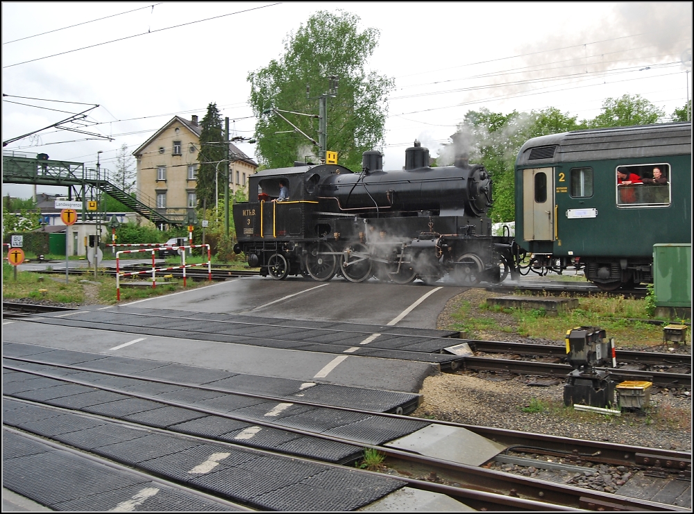 Kohle und Dampf gibt es zu verzollen, die Fahrgste fahren sowieso gleich wieder mit dem Dampfschiff Hohentwiel zurck nach Konstanz. Ec 3/5 der MThB beim Grenzbertritt im Mai 2010. Fotostandort ist an der Strae.