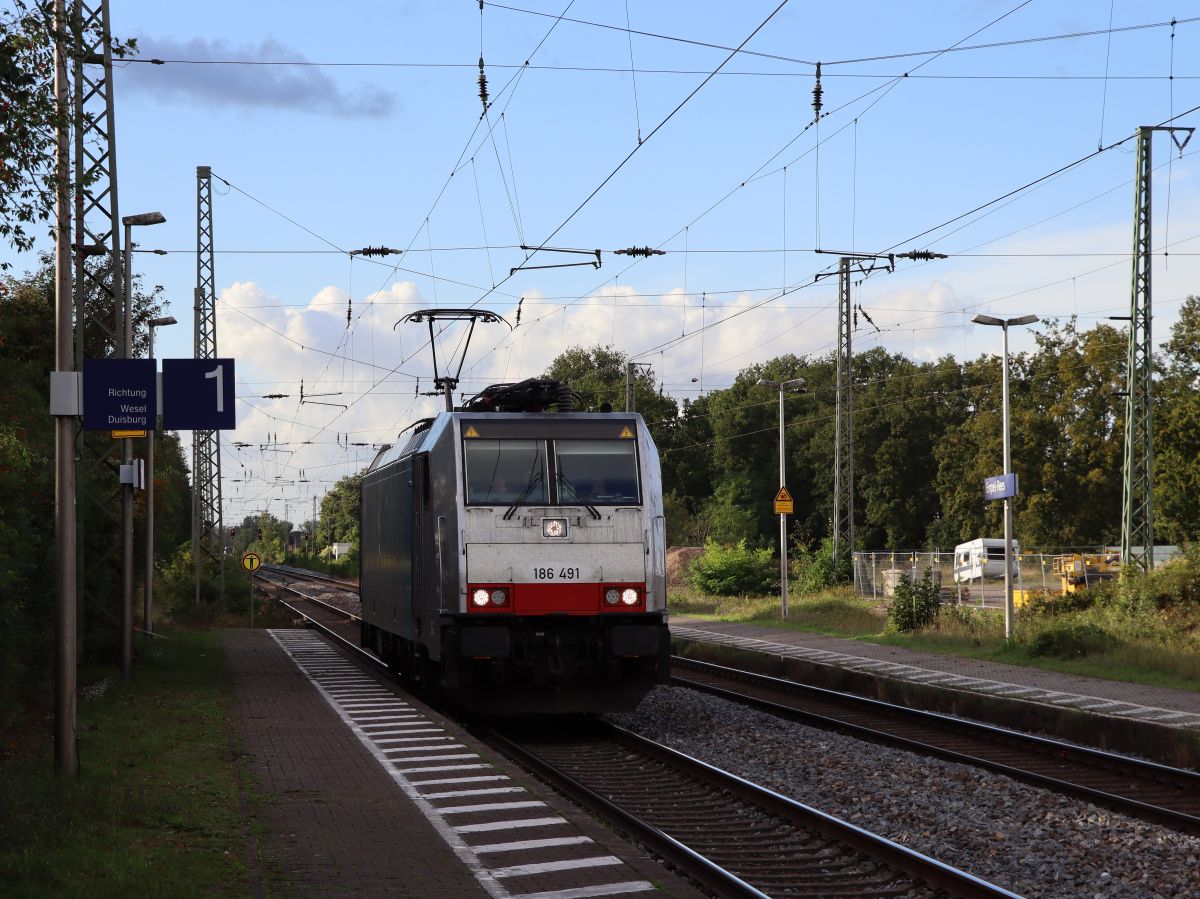 KombiRail Europe Lokomotive 186 491-7 (91 80 6186 491-7 D-Rpool) Durchfahrt Gleis 1 Bahnhof Empel-Rees 16-09-2022.

KombiRail Europe locomotief 186 491-7 (91 80 6186 491-7 D-Rpool) doorkomst spoor 1 station Empel-Rees 16-09-2022.