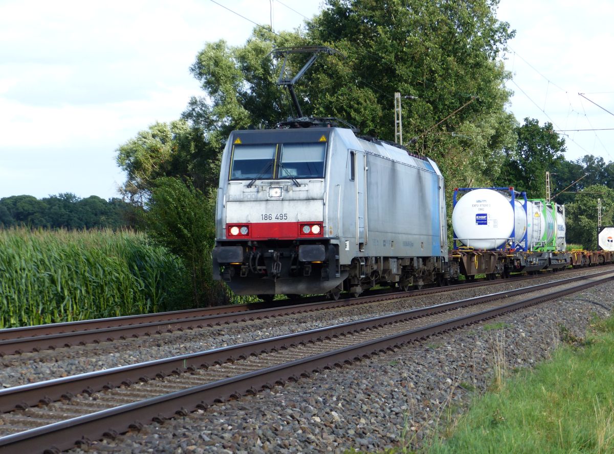 KombiRail Europe TRAXX Lokomotive 186 495-8 (91 80 6186 495-8 D-Rpool) Wasserstrasse, Hamminkeln 30-07-2021.

KombiRail Europe TRAXX locomotief 186 495-8 (91 80 6186 495-8 D-Rpool) Wasserstrasse, Hamminkeln 30-07-2021.