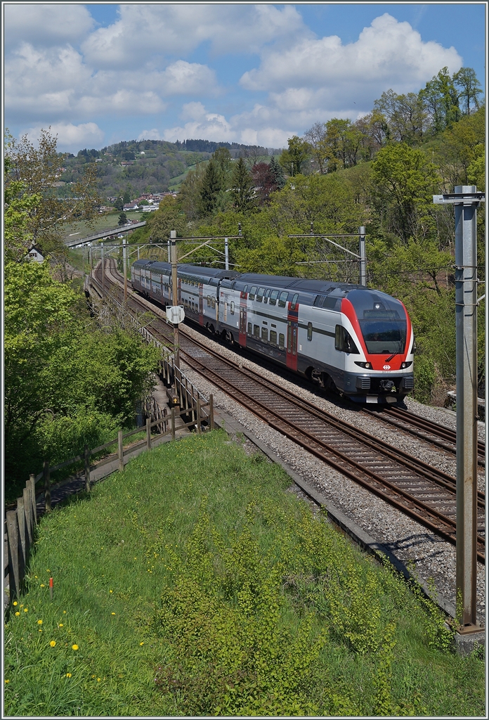 ...kommt bei Bossière bereits der RE nach Romont angefahren.
23. April 2014