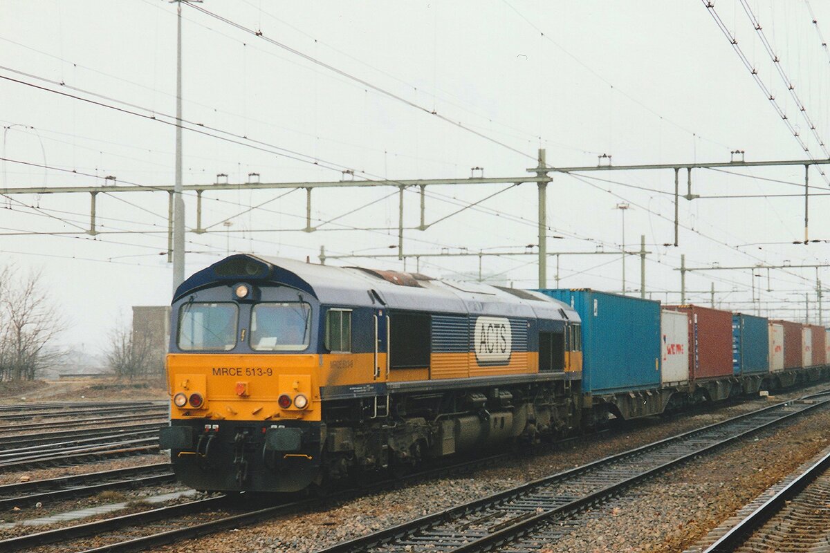 Komplett Vergangenheit: am grauen 6 Jänner 2006 treft ACTS 513-9 mit Containerzug in Nijmegen ein.