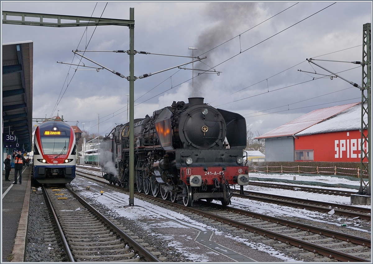 Kontrast: der SBB RABe 511 und die prächtige SNCF 241 A 65 in Konstanz.
9. Dez. 2017