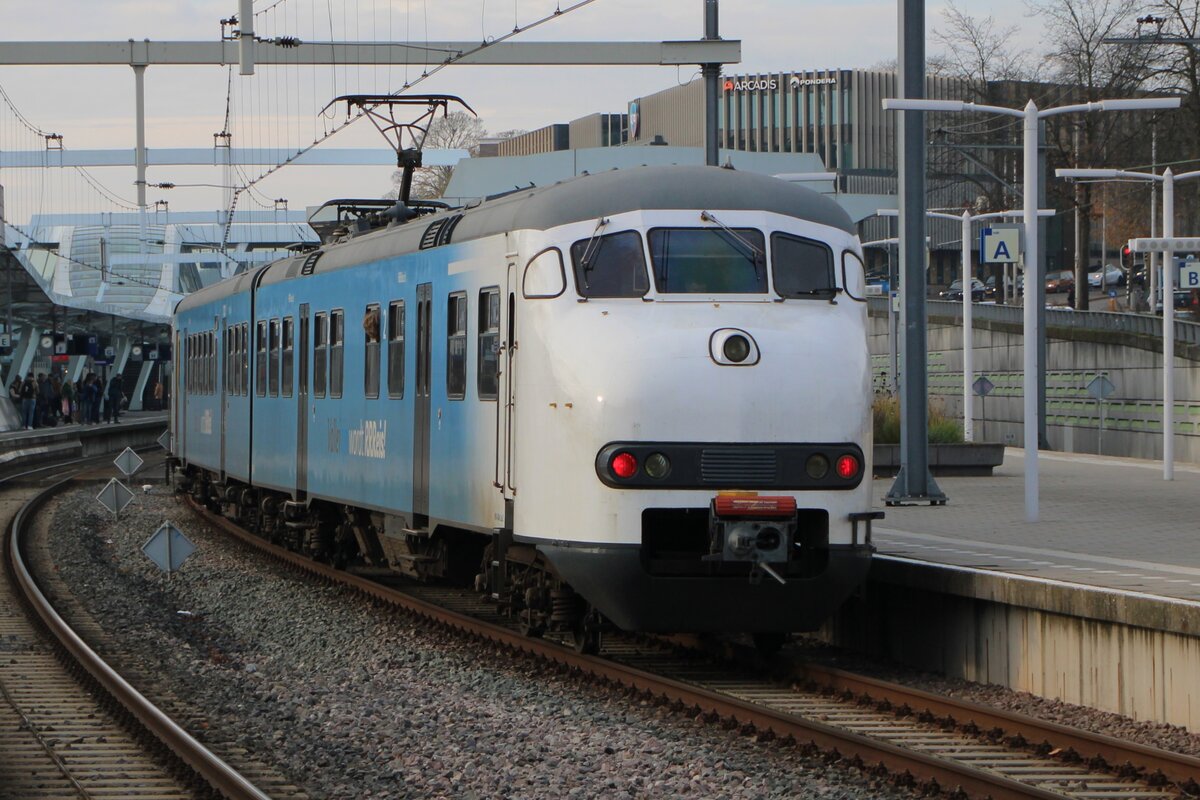 Kopfblick auf Rrreis/Arriva Plan V 904 (Eigentum von 2454CREW, vermietet an Arriva unter deren neue Merkmahl für Gelderland und Overijssel Rrreis) in Arnhem am 22 November 2025.