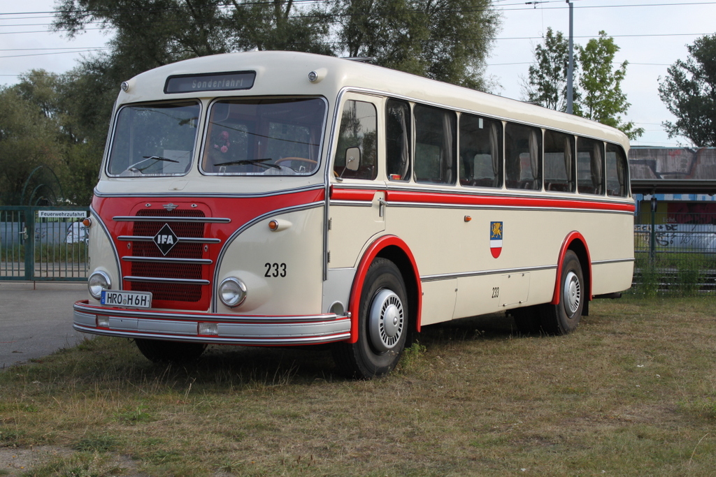 Kraftomnibus 233 der Rostocker Nahverkehrsfreunde beim Tag der offenen Tür vor dem Depot 12 in Rostock-Marienehe.17.09.2016 