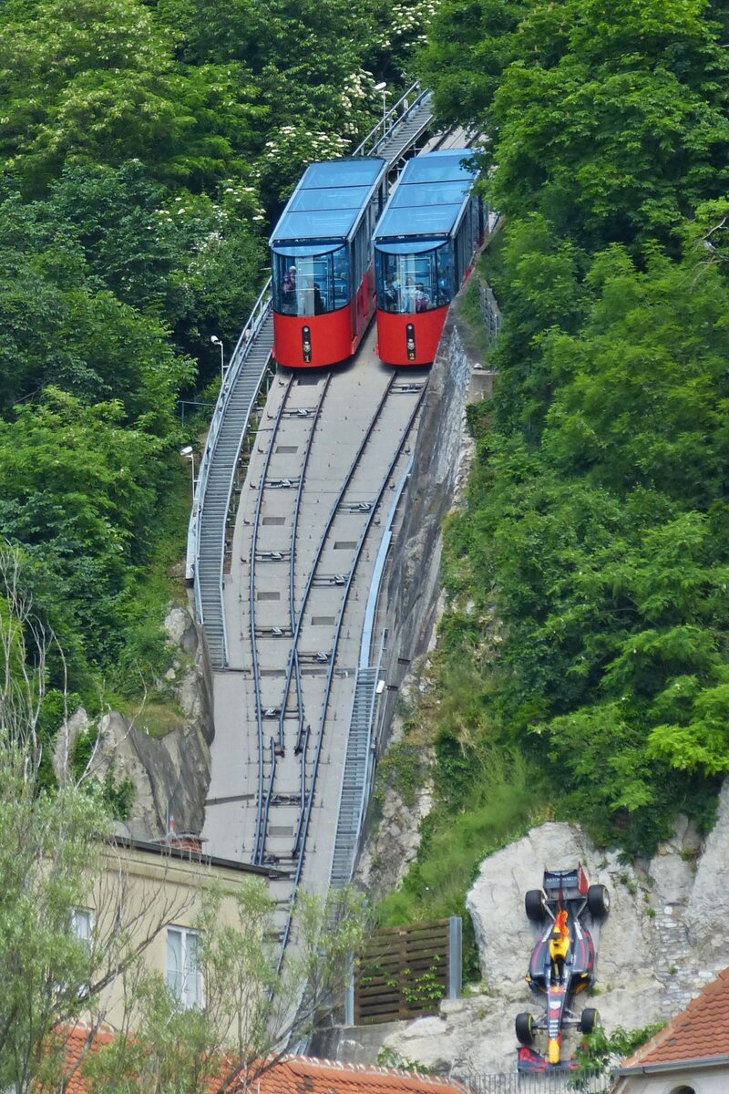 Kreuzen der beiden Kabinen der Schlobergbahn in Graz, aufgenommen vom Ufer der Mur in Graz. 02.06.2023