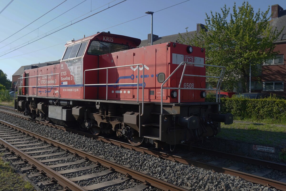 KRIS, auch 6508 genannt, sonnt sich am 4 Juli 2026 ins Bahnhof von Puurs.