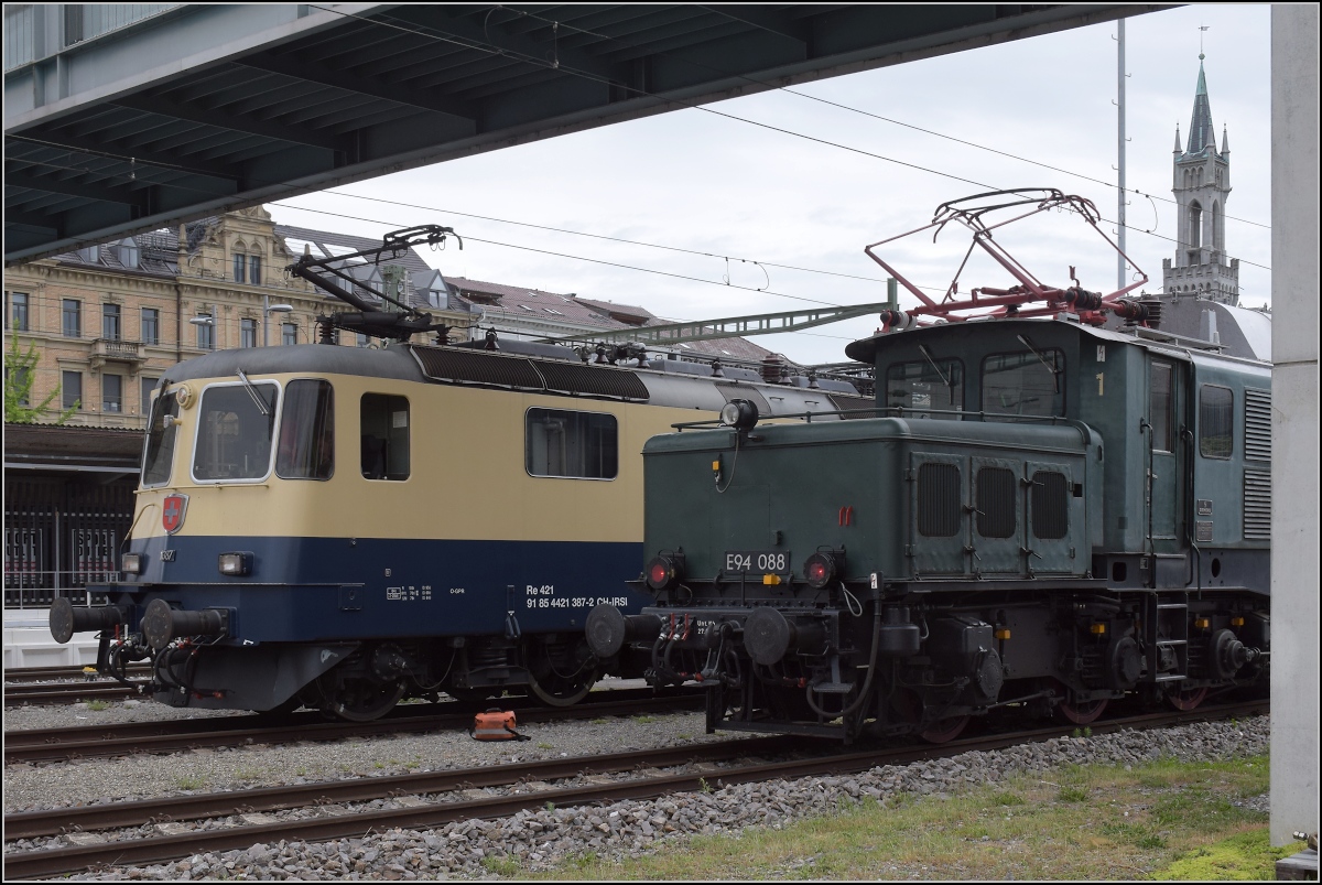 Krokodilalarm am See.

194 088 brachte zwei Schnellzugwagen in die Schweiz. Übergabe war in Konstanz. Mit Re 421 387 wird noch posiert vor dem Konstanzer  Palazzo Vecchio . Mai 2022. 