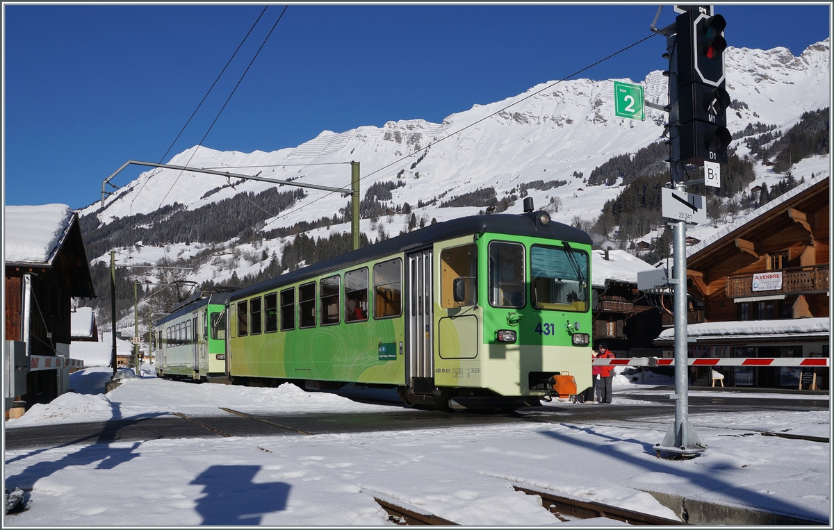 Kurz darauf zeigt sich der ASD Bt 431 mit dem schiebenden BDe 4/4 404 im gewohnten Bild. Der ASD Regionalzug 428 erreicht sein Ziel Les Diablerets. 

8. Februar 2021