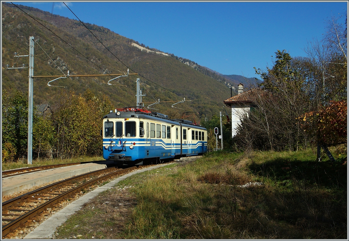 Kurz darauf Zug Nummer sieben. der SSIF ABe 6/6 N° 35  Verbano  als Regionalzug 750 von Re nach Domodossola unterwegs und, da kein Bedarf, ohne Halt in Verigo.
31.10.2014 