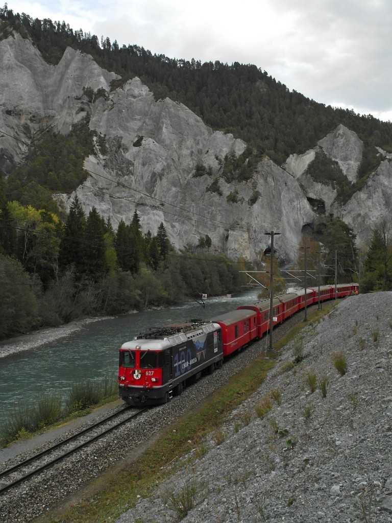 Kurz nach der Abfahrt in der Station Versam-Safien nähert sich Ge 4/4 II 627 'Reichenau Tamins' am 12.10.2014 mit dem von Scuol-Tarasp kommenden RE 1244 dem Ziel Disentis/Mustér.