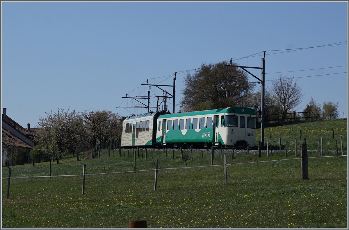 Kurz nach Apples ist ein BAM Regionalzug auf dem Weg nach L'Isle. 

20. April 2021