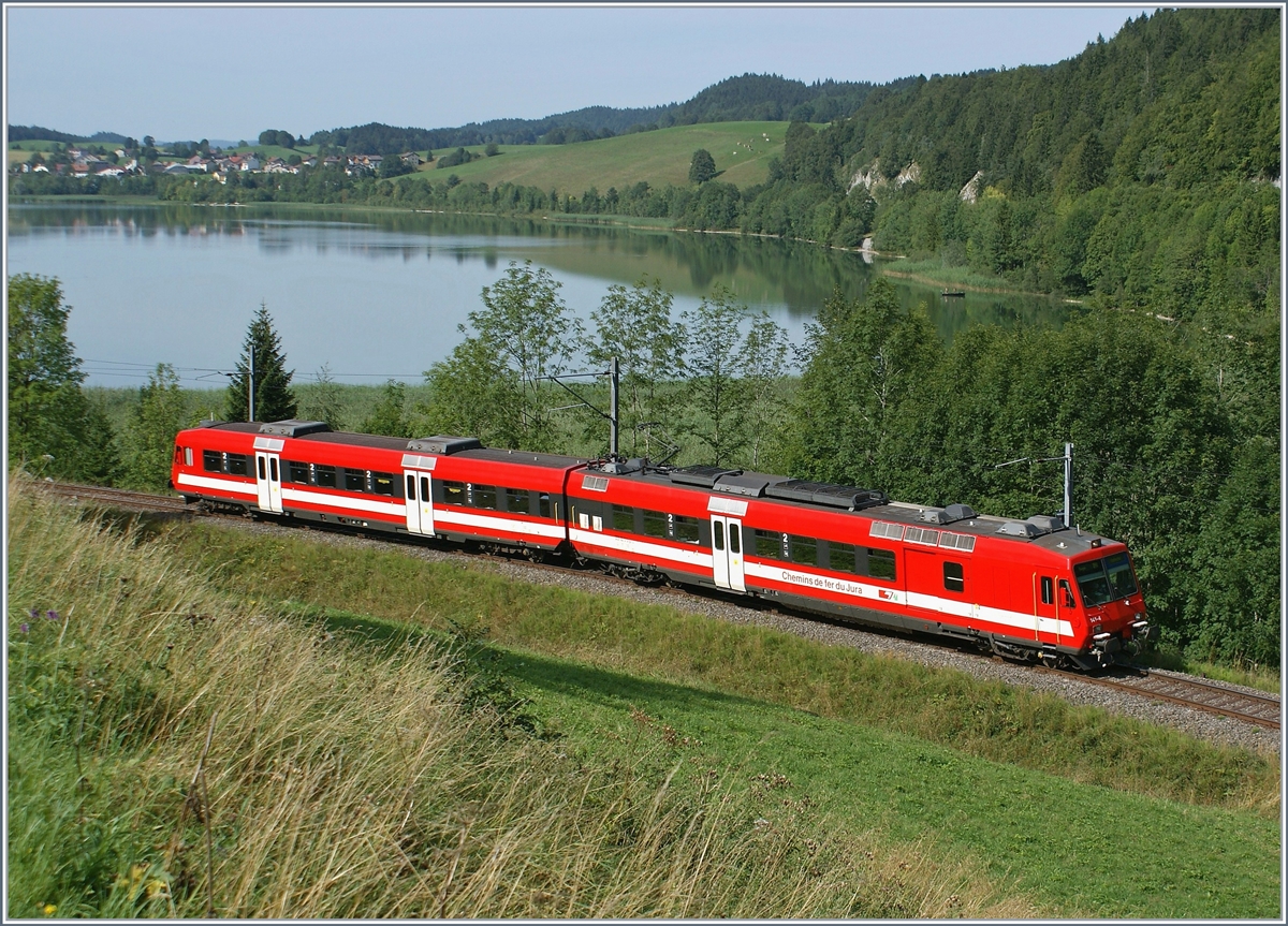 Kurz nach Le Pont, fährt der CJ RBDe 560 141-4  La Vouivre  (ex SBB RBDe 560 002-8  Sempach Neuenkirch ) als Regionalzug 4216 in Richtung Vallorbe.
Im Hintergrund ist der Lac Brenet zu sehen. 
 
16. August 2009