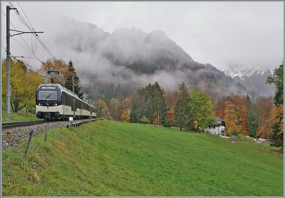 Kurz nach Les Avants fährt der MOB ABe 4/4 9304 (und ein weiterer Alpina Triebwagen am Schluss des Zuges) in Richtung Montreux. 

28. Okt 2020