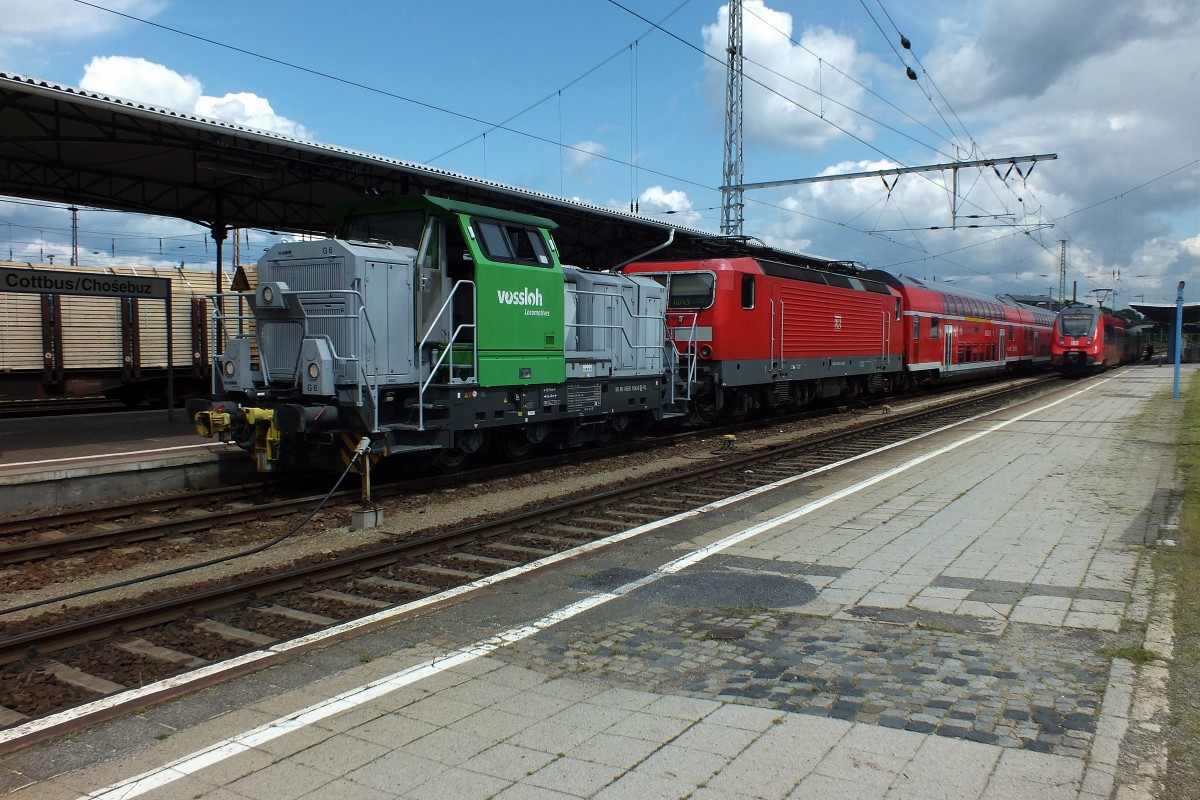 Kurz nach zwei und 143 931 hat schon Feierabend. Und nichtmal selbstst�ndig ins BW fahren muss sie, sondern wird von 0650 108 chauffiert. Was ein Service! Rechts gr��t 442 144, der noch bis abends als RB11 nach Frankfurt pendeln wird.