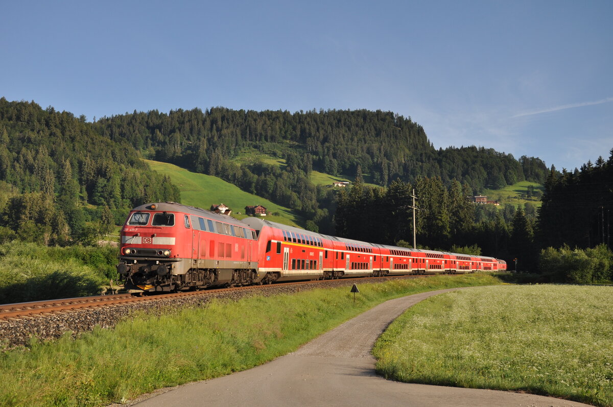 Kurz nachdem die Sonne es ber den Berg geschafft hatte, erreicht 218 411-7 mit 218 429-9 am Zugschluss als RE76 aus Kempten(Allgu)Hbf in Krze den Ziel- und Endbahnhof Oberstdorf.
Nach gut 1 Stunde Wendezeit geht es zurck als RE76 nach Mnchen Hbf Gl. 27-36.
