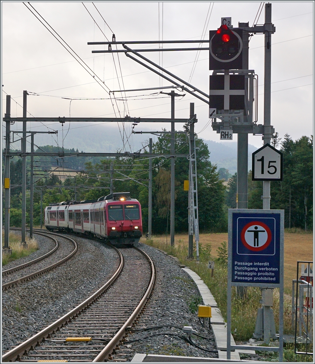 Kurz vor der Aufnahme der direkten Züge von Aigle nach Le Brassus in der zweiten August Woche erreicht ein TRAVYS RBDe 560 Domino den umgebauten Bahnhof von Le Day. Der Zug ist von Vallorbe nach Le Brassus unterwegs.

6. Aug 2022