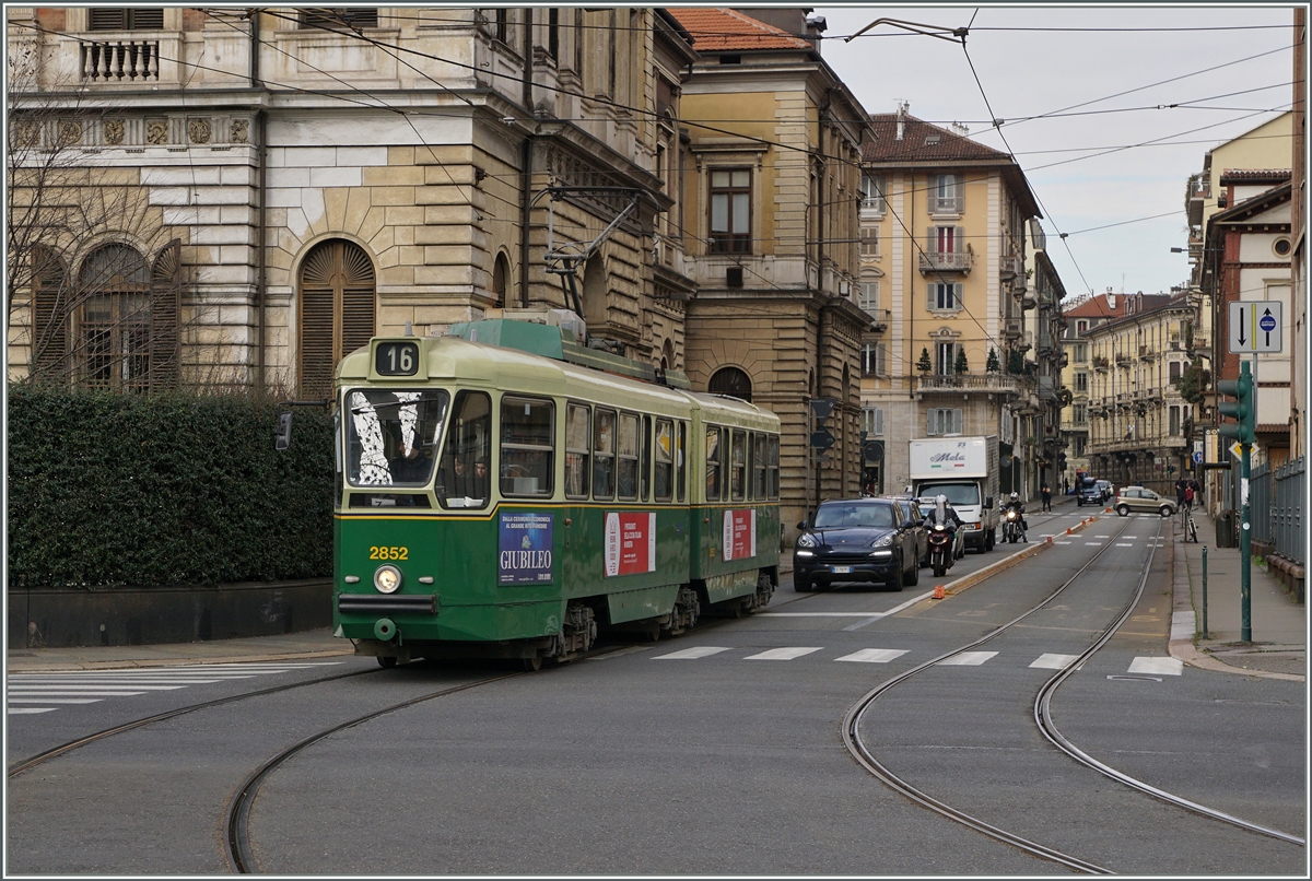 Kurz vor dem Po, von der Corso Sommeiller kommend und in den Corso Massimo D'Azeglio einbiegend, ändert die Linie 16 ihre Richtung um 90 °; der Tramwagen 2852 nimmt gerade die Kurve in Angriff. Der Tramwagen gehört zur Serie 2000, 1 Serie, die 1958-1960 aus alten aus den 1930ern stammenden Wagen aufgebaut wurden.
9. März 2016