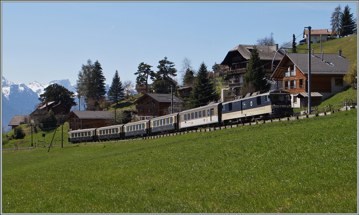 Kurz vor Les Avants ist diese GDe 4/4 der MOB mit ihrem Goldenpass Classic 3126 unterwegs. 
13. April 2015