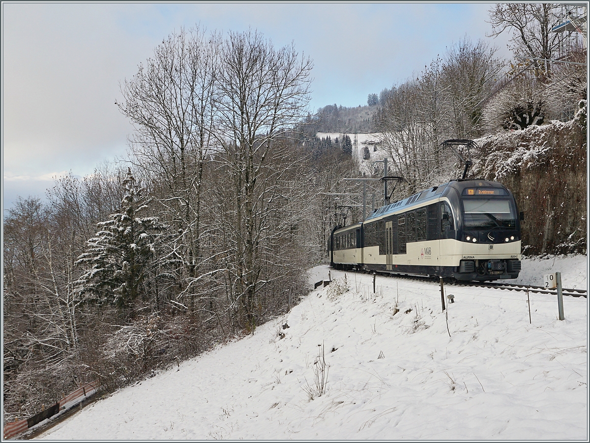 Kurz vor Les Avants ist der MOB Alpina Be 4/4 6204 mit einem B und dem ABe 4/4 9304 als Regionalzug von Montreux nach Zweisimmen unterwegs. 

2. Dezember 2020