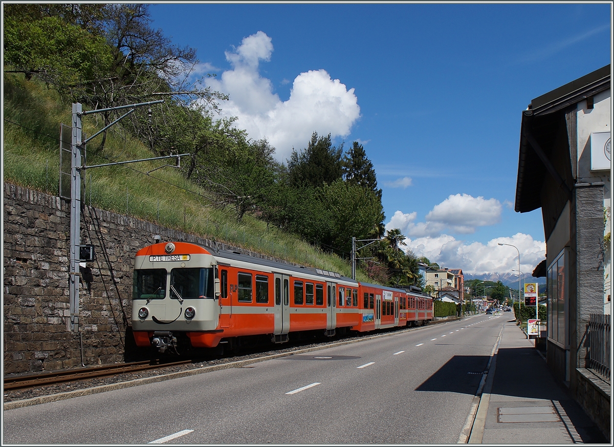 Kurz vor Ponte Tresa wechselt die Bahn von der Seeseite auf die Bergseie der Strasse.
30. April 2015