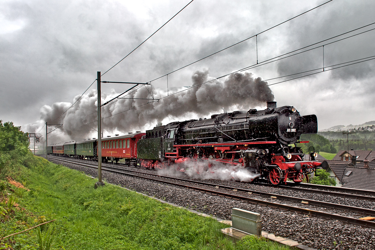 Kurz vor einer Regenpause dampft die 01 202 mit einem Sonderzug an den Bodensee,im strmenden Regen die Steigung bei Schwarzenbach/Wil hinauf.Bild Mai 2015