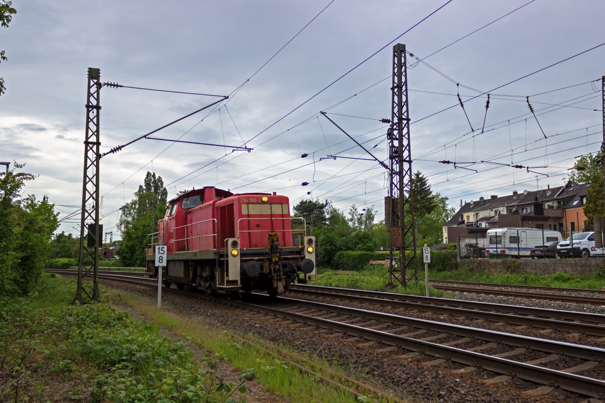 Kurz zuvor war 294 906 mit einem kurzen G�terzug in der Gegenrichtung unterwegs. Allzu weit hat die Lok diesen Zug nicht bef�rdert, bevor sie zum G�terbahnhof Oberhausen-Osterfeld zur�ckkehrte.