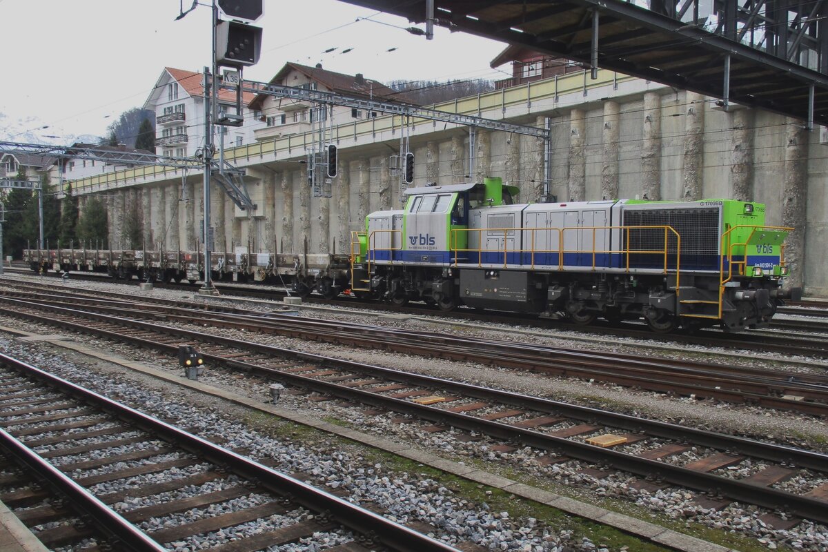 Kurzer Gleisbauzug mit 843 504 steht am 24 März 2014 abgestellt in Spiez.
