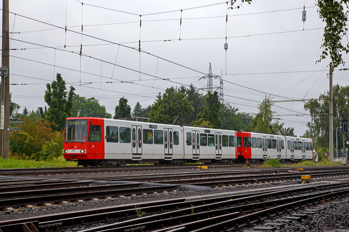 KVB 2214 und KVB 2210, zwei gekuppelte zweiteilige  Hochflur-Stadtbahnwagen  vom Typ B 80 D,  der KVB (Klner Verkehrs-Betriebe AG) fahren am 16.08.2015 als Linie 18 von Brhl-Vochem weiter in Richtung Bonn Hbf.

Diese sechsachsigen B-Wagen (Achsformel B'2'B') haben jeweils nur einen Fahrerstand und werden (wie hier) i.d.Regel Heck-an-Heck gefahren. Die zwischen 1987 und 1992 von DUEWAG gebauten Wagen haben Drehstromantriebe (2235 kW = 470 kW) und eine Hchstgeschwindigkeit von 80 km/h. 