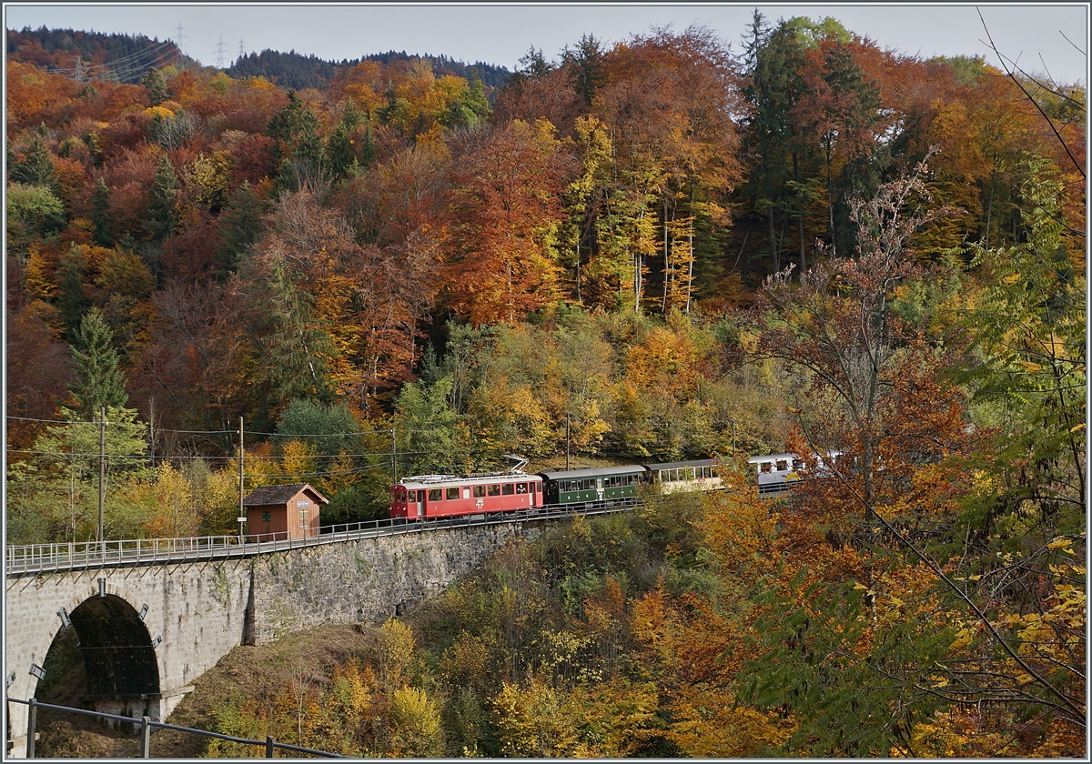  LA DER 2020 du Blonay-Chamby  / Saison Abschluss der Blonay-Chamby Bahn: Mit einem verstärkten Fahrplan und viel Dampf wird vor dem  Winterschlaf  (bzw. Arbeit im Dépôt Chaulin) nochmals viel Betrieb gemacht. Zum Schluss für heute nochmals ein  klassisches  Bild: Der RhB Abe 4/4 I 35 (Baujahr 1908) fährt mit dem RIVIERA BELLE EPOQUE EXPRESS (und einem Dampfzug nach Blonay) auf der Fahrt nach Vevey über den Baye de Clarens Viadukt.

25. Okt. 2020