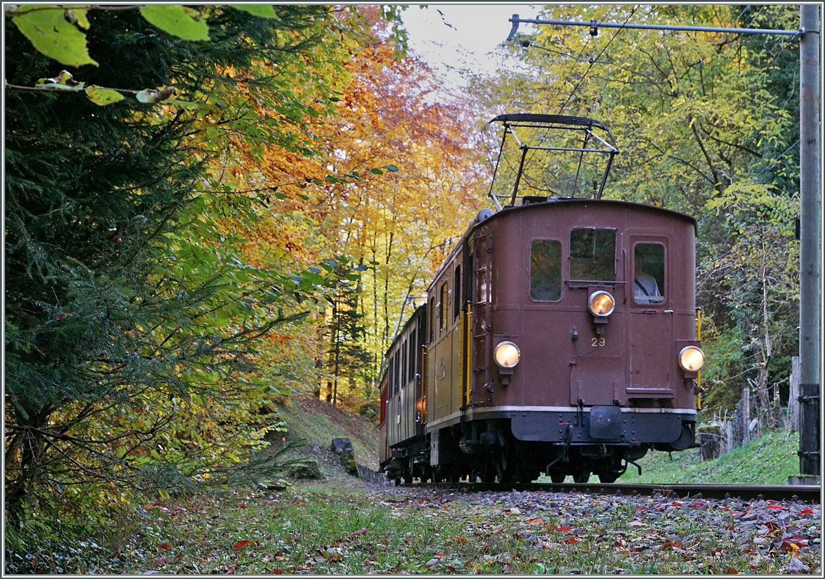  LA DER 2020 du Blonay-Chamby  / Saison Abschluss der Blonay-Chamby Bahn: Mit einem verstärkten Fahrplan und viel Dampf wird vor dem  Winterschlaf  (bzw. Arbeit im Dépôt Chaulin) nochmals viel Betrieb gemacht. Dieser Standort ist mehr als gut bekannt, nur habe ich das Bild in der Gegenrichtung kreiert: Linker Hand konnte ich reife Brombeeren pflücken und rechter Hand begann die Stützmauer des Brückenkopfes des Baye de Clarens Viadukts. Mit  ihrem typischen Nähmaschinengeräusch kommt die BOB HGe 3/3 N° 29 (Baujahr 1926) die 50 Promille Rampe hinaufgefahren, im Schlepp zwei Reisezugwagen. 

25. Okt. 2020