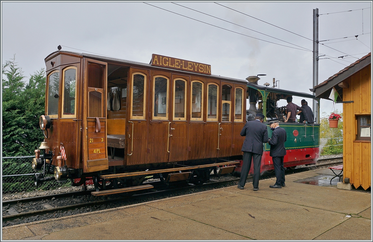 LA DER 2020 du Blonay-Chamby  / Saison Abschluss der Blonay-Chamby Bahn: Mit einem verstärkten Fahrplan und viel Dampf wird vor dem  Winterschlaf  nochmals viel Betrieb gemacht. Im Bild ein wahres Bijou welches die G 2/2 N° 4  Rimini  von Chaulin nach Chamby schob: Der Aigle - Leysin CF2 N° 21 (Baujahr 1900 / SIG). Dieser Zug pendelte einige Male zwischen Chaulin und Chamby hin und her, um Museumsbesucher, welche mit der MOB an- oder abreisten, einen guten Anschluss zu bieten.

24. Okt. 2020