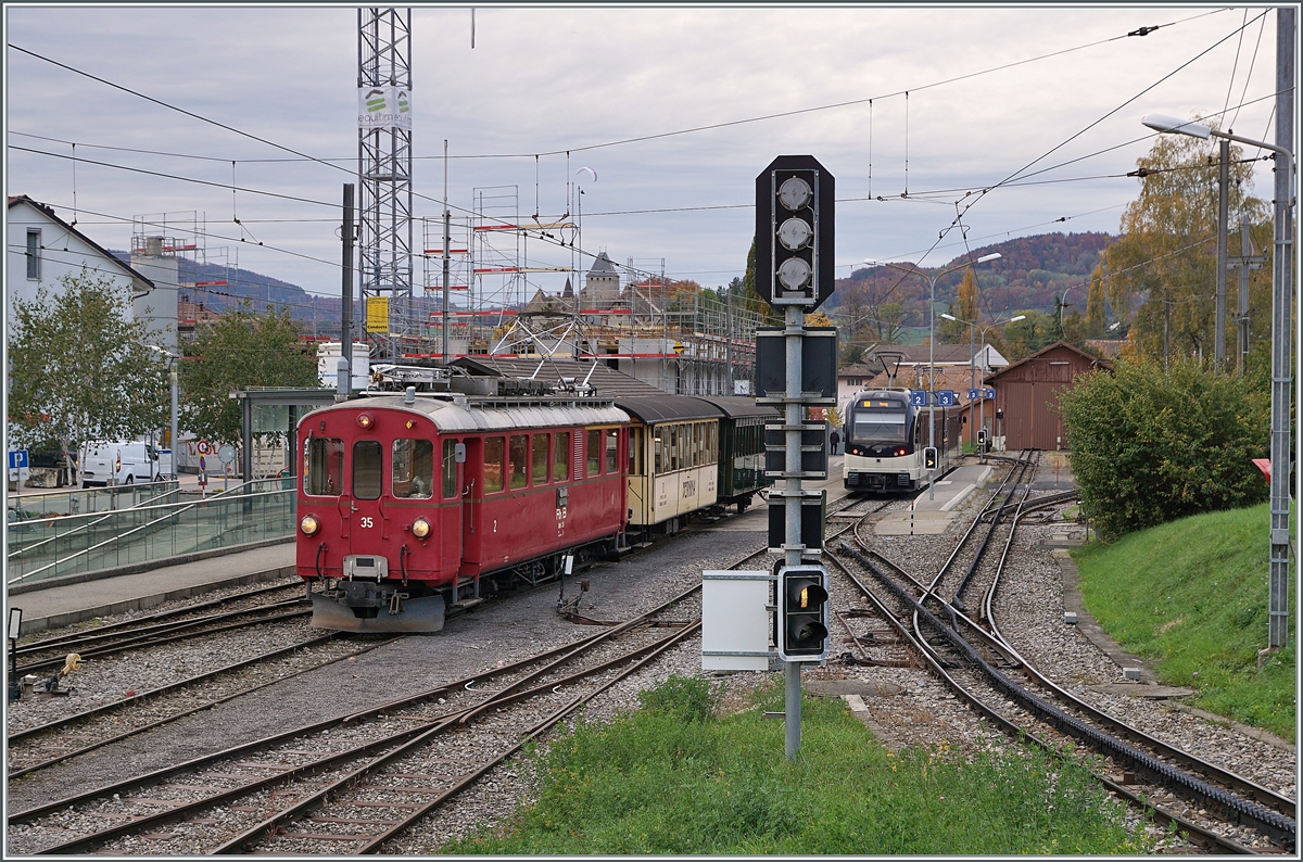  LA DER 2020 du Blonay-Chamby  / Saison Abschluss der Blonay-Chamby Bahn: Mit einem verstärkten Fahrplan und viel Dampf wird vor dem  Winterschlaf  (bzw. Arbeit im Dépôt Chaulin) nochmals viel Betrieb gemacht.

Der RhB ABe 4/4 I N° 35 ist mit dem Riviera Belle Epoque Express von Vevey kommend in Blonay eingetroffen und wartet nun auf die Weiterfahrt nach Chaulin. 

25. Okt. 2020