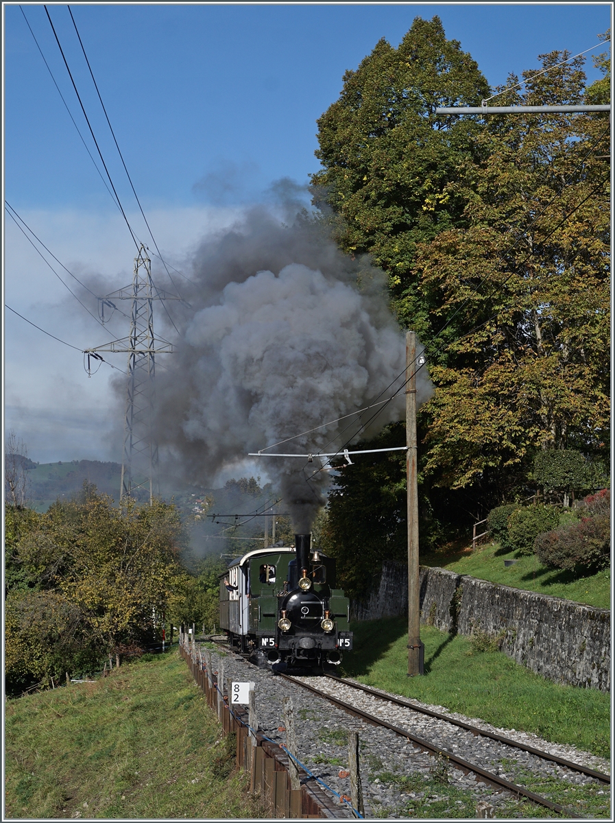  La DER de la Saison 2023  - Rechtzeitig zum Abschlussfeier der 55. Saison ist die G 3/3 5 der LEB wieder zurück bei der B-C und kommt herrlich rauchend bei Chaulin angedampft. 
Die Lok wurde 1890 gebaut und versieht heute noch zuverlässig den Dienst bei der Museumsbahn Blonay-Chamby. 

Um eine gewisse Proportion zum Alter der Lok zu bekommen, sei festgestellt, dass bei der Inbetriebnahme der Lok wohl die Titanic noch nicht einmal geplant war...

28. Okt. 2023