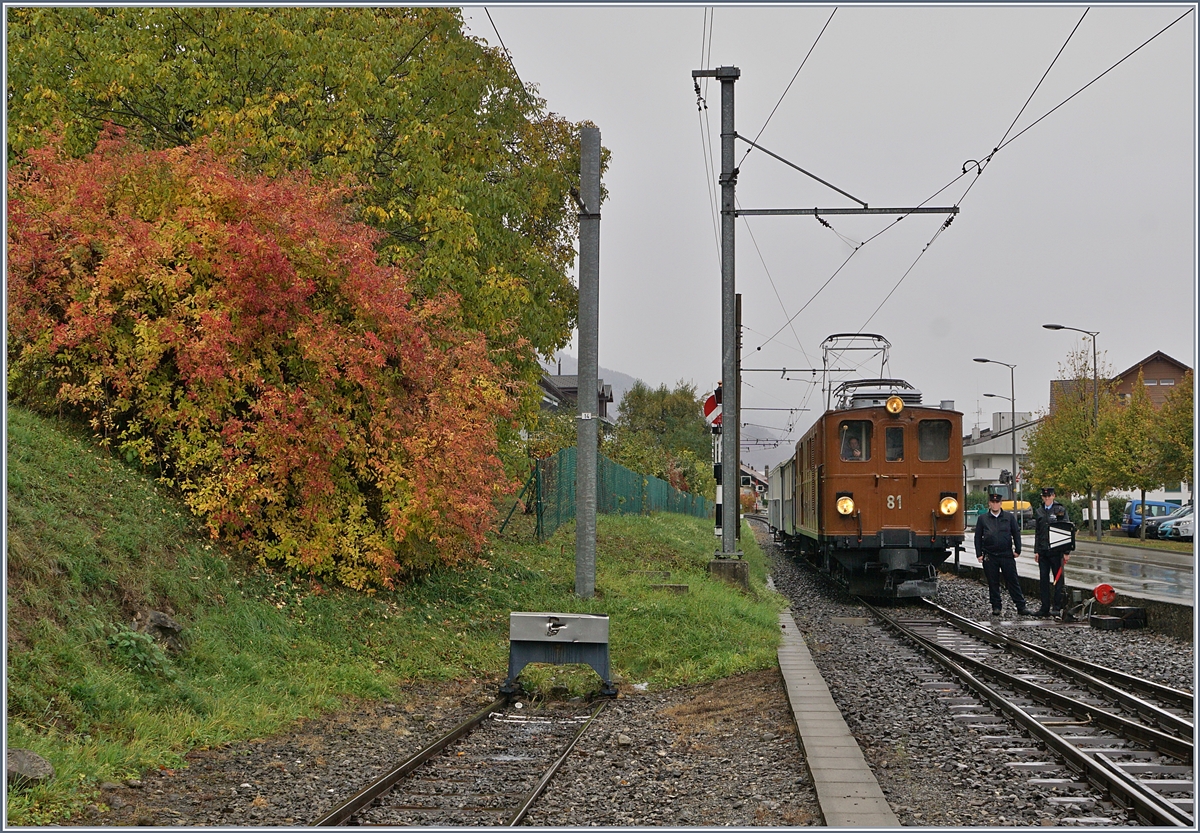 La Dernière du Blonay - Chamby - das 50. Jahre Jubiläum beschliesst die Blonay Chamby Bahn mit einer Abschlussvorstellung: Doch auch eine Museumsbahn ist den üblichen Fahrdienstvorschriften unterworfen und so warte die vorgängig mit einer roten Fahne gestoppte Berninabahn Ge 4/4 81 in Blonay auf ein freies Gleis.
28. Oktober 2018