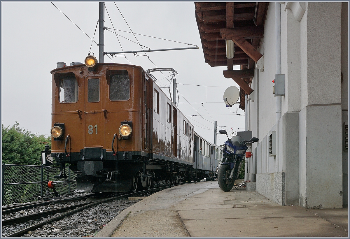 La Dernière du Blonay - Chamby - das 50. Jahre Jubiläum beschliesst die Blonay Chamby Bahn mit einer Abschlussvorstellung Die Berninabahn Ge 4/4 81 (ex RhB Ge 4/4 181) der Blonay - Chamby Museumsbahn beim Zwischenhalt (bzw. Fahrtrichutngswechsel) in Chamby.
27. Okt. 2018
