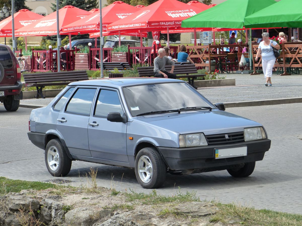 Lada Samara PKW. Vicheva Platz Zhovkva, Ukraine 25-08-2016.

Lada Samara personenauto. Vicheva plein Zhovkva, Oekrane 25-08-2016.