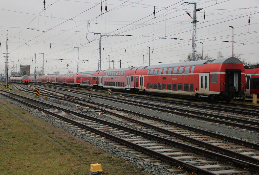 lange Dosto-Reihe am 30.12.2024 im Rostocker Hbf.