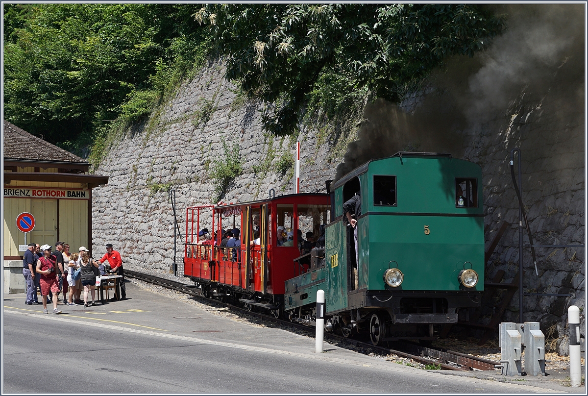 Langsam füllt sich der  Dampftage Brienz 2018 -Extrazug Zug nach Geldried.
Brienz, den 30. Juni 2018