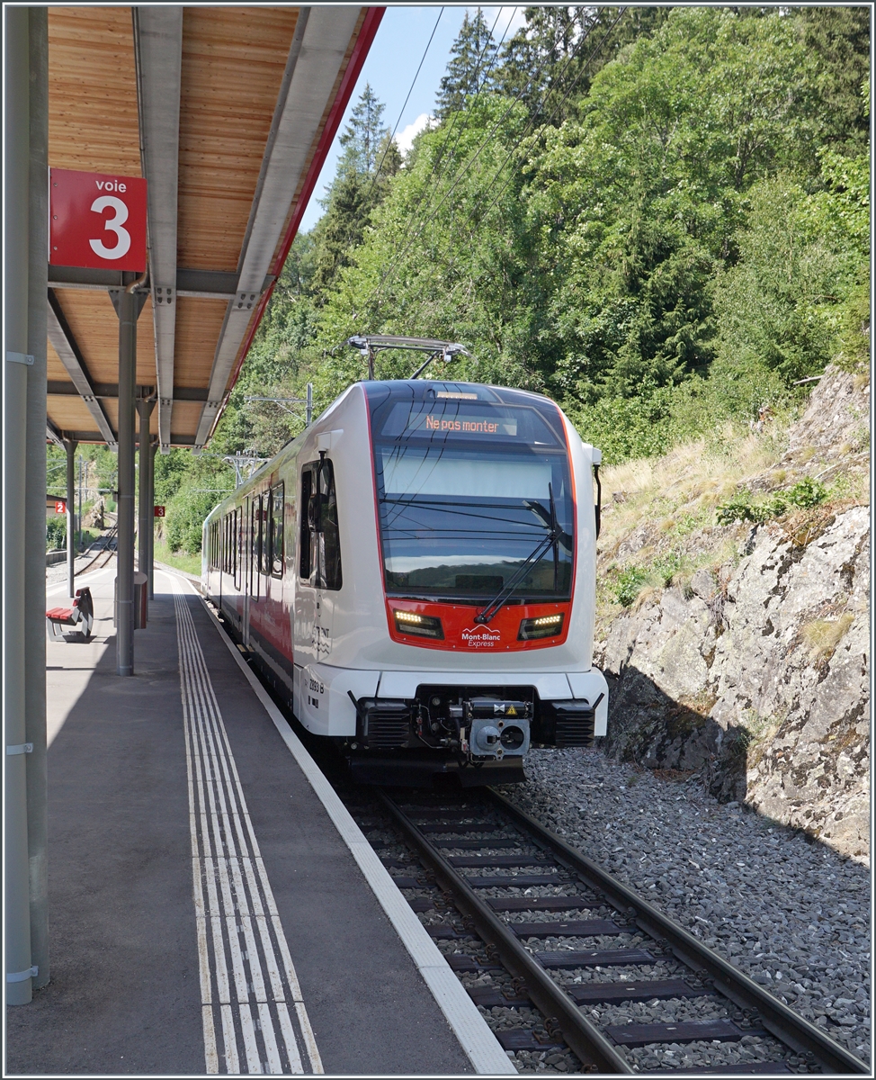 Langsam kommen die neuen TMR/SNCF Triebwagen Beh 4/8 Z 838 in Betrieb: der TMR SNCF Beh 4/8 893 (90 85 838 893-0)  Le Trient  ist als Extrazug nach Le Ch�telard Fronti�re gekommen und f�hrt nun als Leermaterialzug nach Vernayaz zur�ck. 

10. Juli 2026