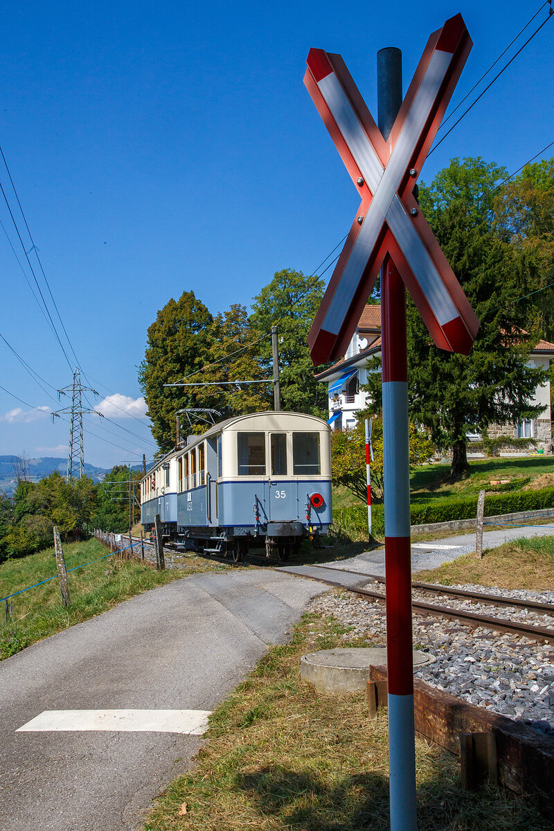  Le Chablais en fête  bei der Blonay Chamby Bahn. Die Eröffnung des ersten Teilstückes der Bex - Villars vor 125 Jahren, sowie die vor 80 Jahren erfolgte Fusion einiger Strecken im Chablais war der Anlass zum diesjährigen Herbstfestivals  Le Chablais en fête  bei der Blonay-Chamby Bahn. Als besondere Attraktion zeigt sich der ASD BCFe 4/4 N° 1  TransOrmonan  der ASD mit seinem C² 35 als Gastfahrzeug. Das Bild zeigt den 1913 gebauten und 1941 umgebauten BCFe 4/4 N° 1 auf der Fahrt von Museumsbahnhof nach Blonay bei Chaulin.

Durch meinen etwas anderen Standort als Stefan, konnte ich noch diesen Nachschuss machen. 

(09: September 2023)
